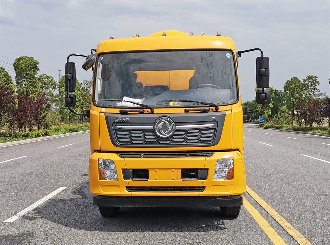 東風(fēng)天錦15方清洗吸污車(chē)（一體罐外觀）